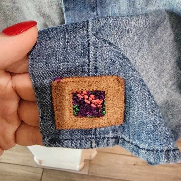 JEN'S PIRATE BOOTY Embroidered Chambray Denim Shacket Shirt Jacket - Picture 4 of 5